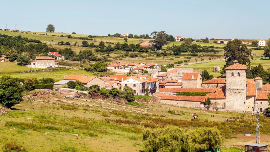 Poble rural amb cases de pedra envoltat de natura a prop d’una casa rural per a celebracions