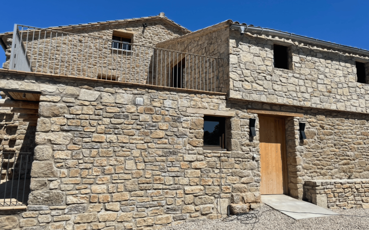 Masia rural completa des de fora